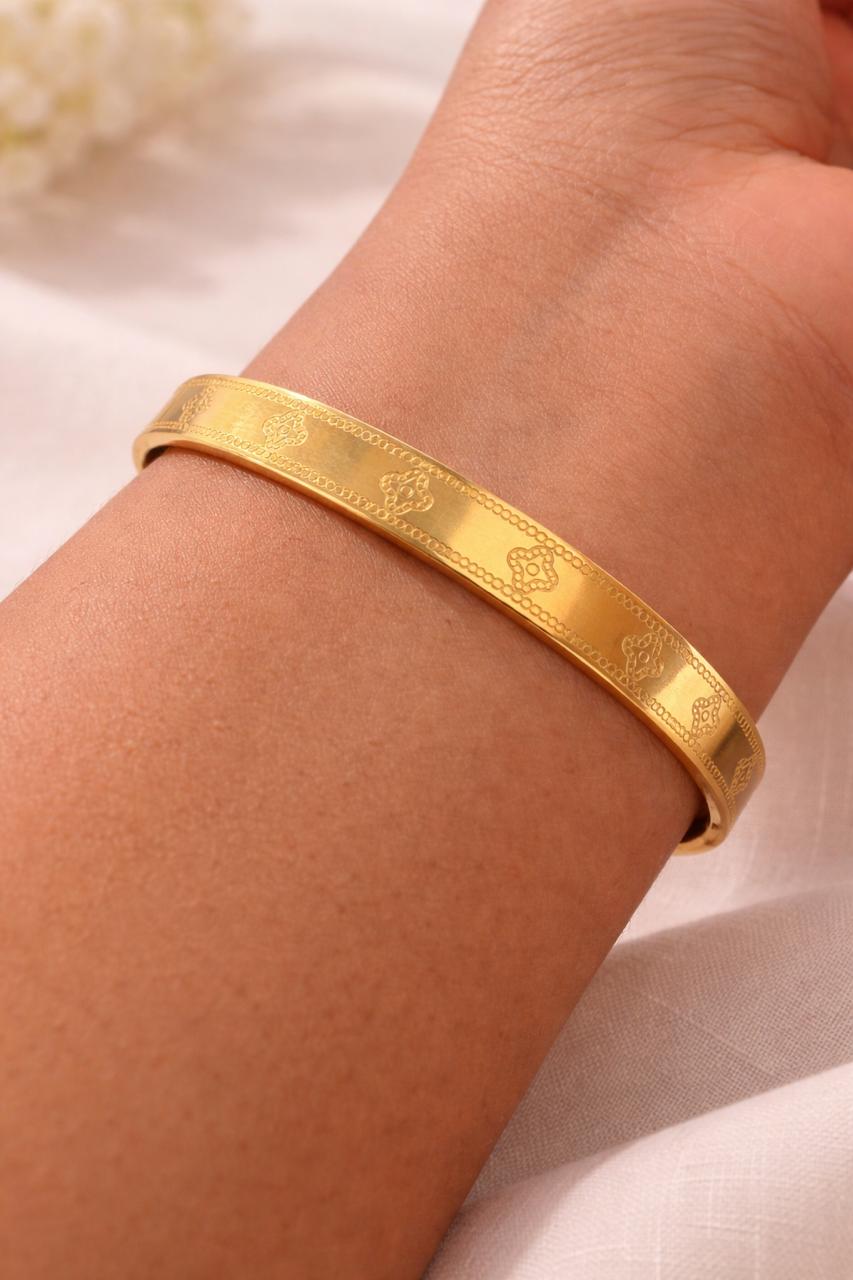 Clover Engraved Kada/Bracelet
