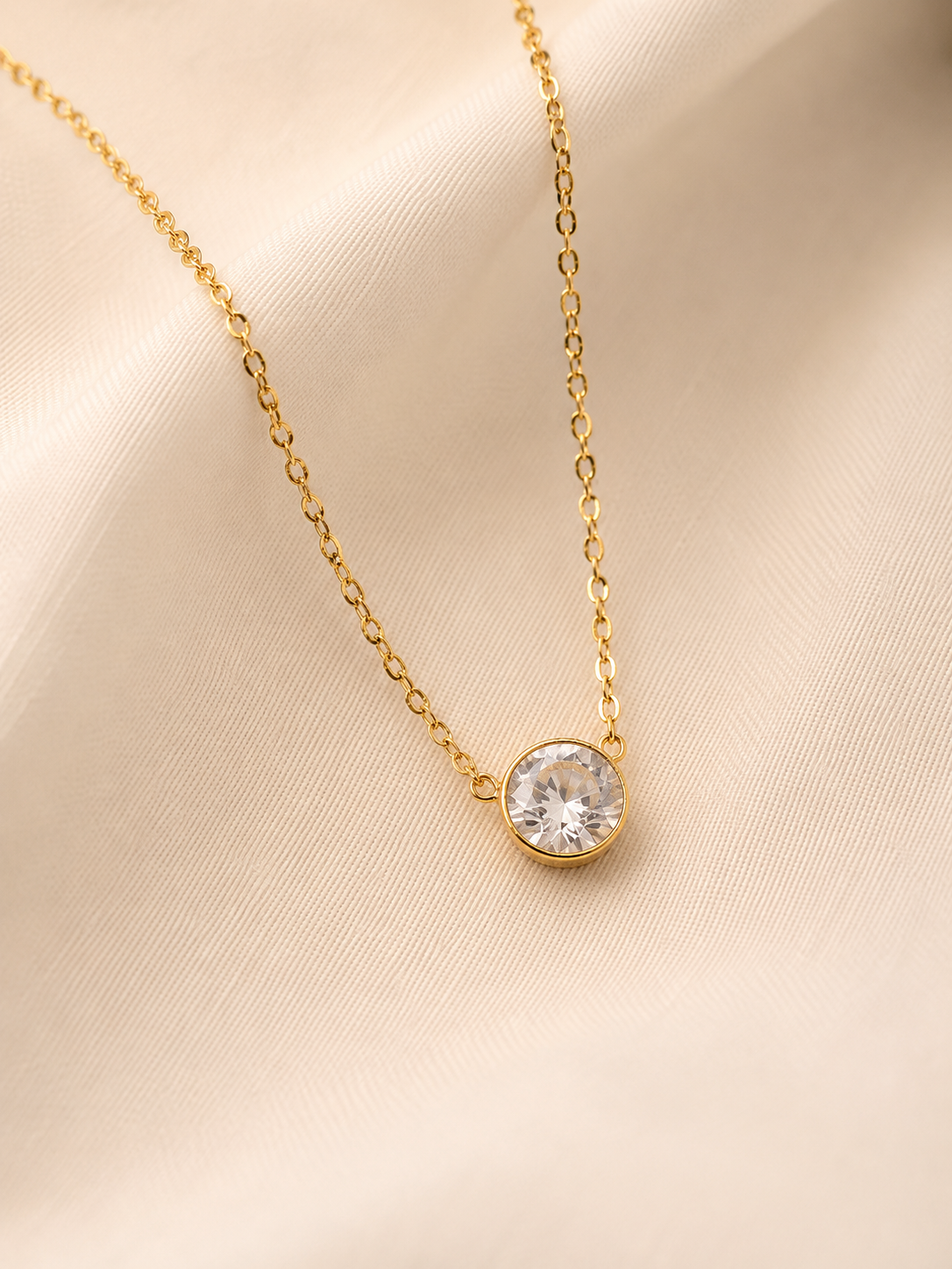 Solitaire Shine Necklace – Gold
