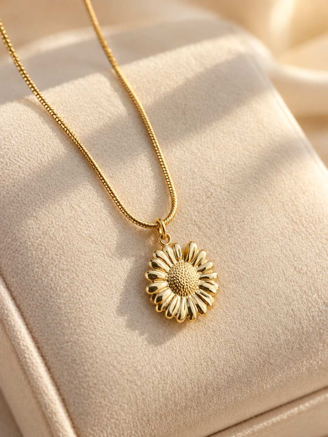 Daisy Pendent Necklace