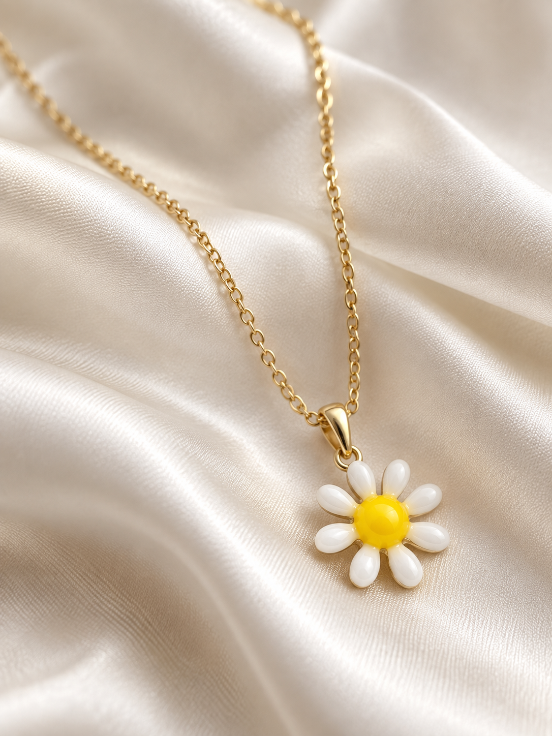 White Daisy pendent Necklace
